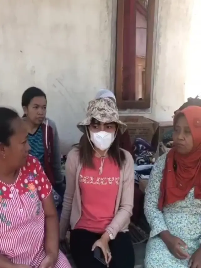 Mona Queen menyalurkan bantuan kepada korban bencana erupsi Gunung Semeru (ist)