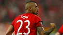 Gelandang Bayern Muenchen, Arturo Vidal melakukan selebrasi usai mencetak gol kegawang Benfica pada leg pertama liga champions di Allianz Arena, Munich, Jerman, (6/4). Muenchen menang tipis atas Benfica dengan skor 1-0. (REUTERS/Michael Dalder)