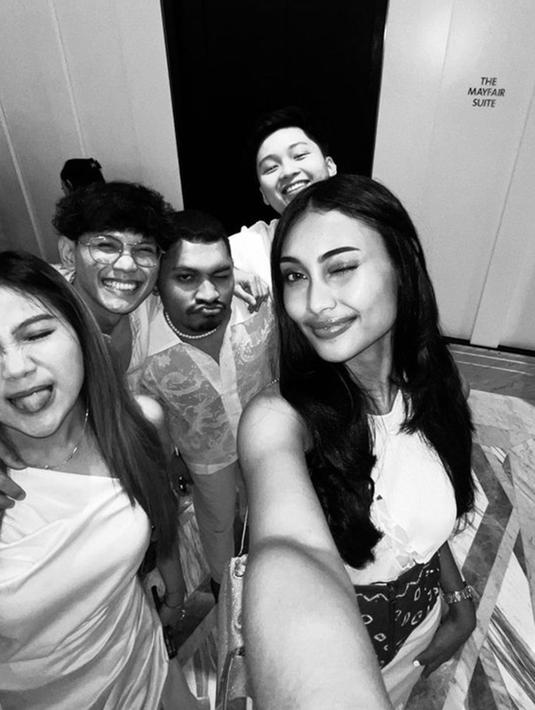 Mahalini dan alumni Indonesian Idol X dikenal sangat solid, mereka saling mendukung satu sama lain. Tak sabar menantikan kekompakan mereka saat Mahalini dan Rizky Febian menikah.(Liputan6.com/IG/@noviabachmid)