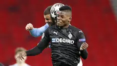 Penyerang Borussia Monchengladbach, Breel Embolo dan bek Manchester City, Kyle Walker bersaing menyundul bola pada leg kedua babak 16 besar Liga Champions di Puskas Arena, Budapest, Rabu (17/3/2021) dini hari WIB. Menang 2-0, Manchester City merebut tiket perempat final. (AP Photo/Laszlo Balogh)