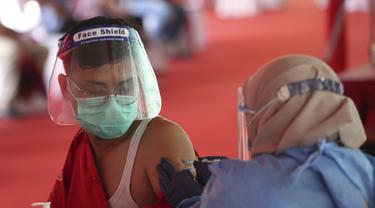 FOTO: Vaksinasi Massal COVID-19 di Stadion Patriot Candrabagha Bekasi
