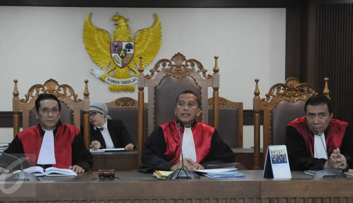 Ketua Majelis Hakim Sugeng Riyono (tengah) saat memimpin sidang dakwaan warga Bukit Duri versus Ahok di PN Jakarta Pusat, (7/6). Sidang perdana gugatan terhadap Pemprov DKI Jakarta terkait rencana penggusuran permukiman warga.(Liputan6.com/Helmi Afandi)