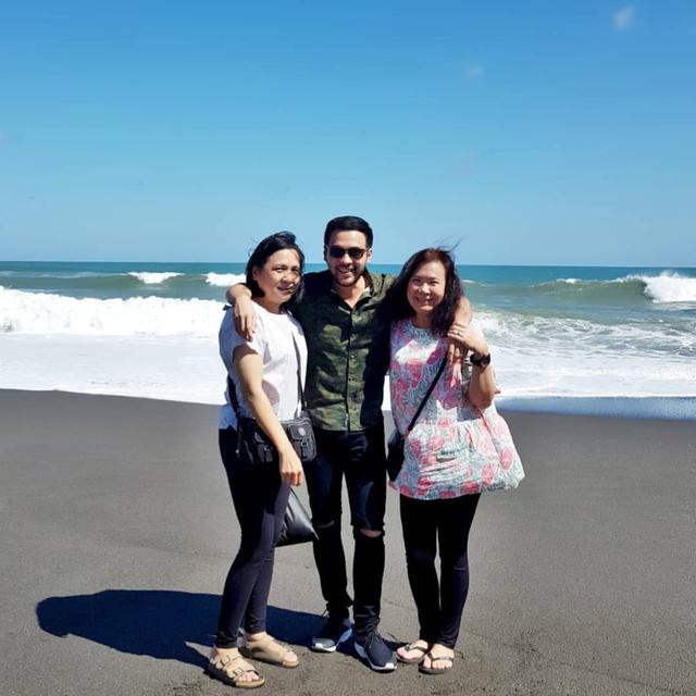 Sering Berperan Jadi Suami Antagonis, Ini 6 Potret Hangat Hans Hosman dan Keluarga