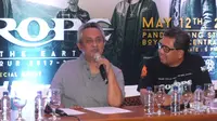 Bupati Boyolali, Seno Samodro (kiri) bersama Direktur Bank Jateng, Supriyanto, saat jumpa pers Volcano Rock Festival di Kantor Bupati Boyolali, Jumat (11/5). (Liputan6.com/Edu Krisnadefa)