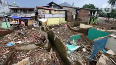 Suasana bangunan rumah yang telah dirobohkan di kawasan Rawajati, Jakarta Selatan, Jumat (21/10/2022). Sebelumnya, Dinas SDA DKI memastikan program normalisasi Sungai Ciliwung terus berjalan dengan prioritas di tujuh kelurahan yang merupakan lokasi rawan genangan. (Liputan6.com/Johan Tallo)