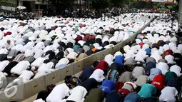 Massa aksi damai 4 November melaksanakan salat Jumat di Jalan Ir. H. Juanda dekat Masjid Istqlal, Jakarta, Jumat (4/11). (Liputan6.com/Gempur M. Surya)