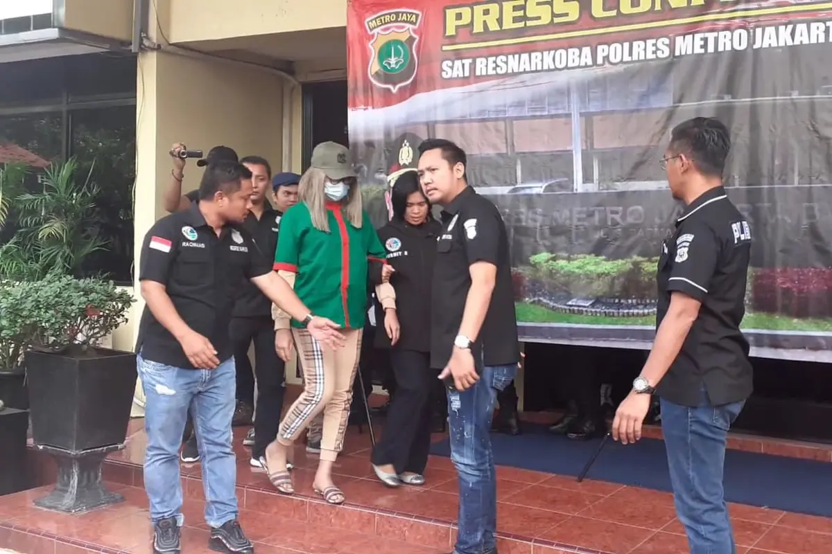 Lucinta Luna dihadirkan dalam jumpa pers di Polres Metro Jakarta Barat, Rabu (12/2/2020).