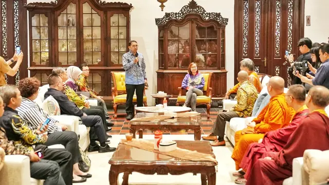 Menteri Kebudayaan (Menbud) Fadli Zon saat rapat koordinasi perjanjian pemanfaatan Candi Borobudur bersama para tokoh dan organisasi masyarakat Buddha, yang berlangsung di Museum Nasional, Jakarta, Minggu 4 Mei 2025.