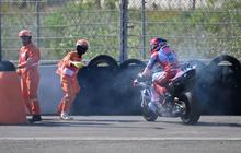 FOTO: Momen Motor Marc Marquez Terbakar dan Sempat Emosinya Meledak Gara-Gara Kelalaian Marshal MotoGP Mandalika