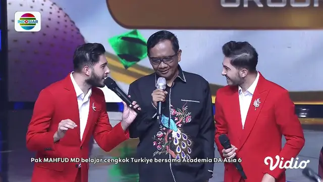 Erdem Kursat (Turki) juga tak ketinggalan memperkenalkan cengkok musik Turki kepada Bapak Mahfud MD.