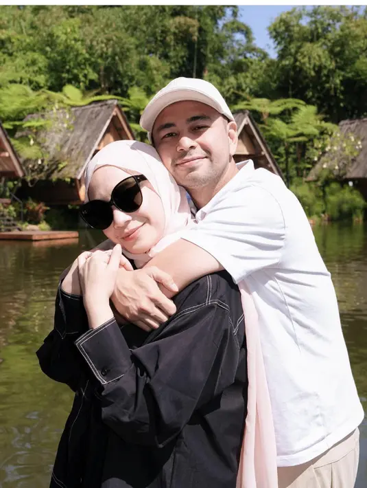 Memadukan warna terang pada busana gelap jadikan tampilan jadi makin fresh. [Foto: Instagram/ Raffinagita]