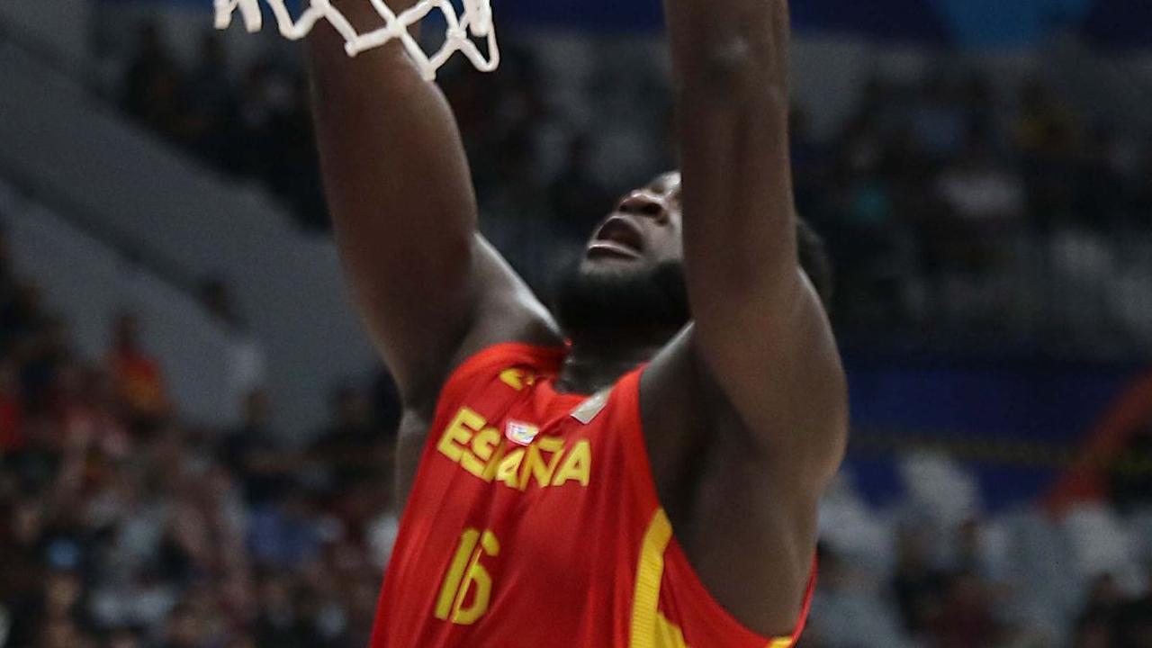 Pemain timnas basket Spanyol, Usman Garuba saat mencetak angka pada penyisihan Grup G FIBA World Cup 2023 melawan Brasil di Indonesia Arena, Gelora Bung Karno, Jakarta, Senin (28/8/2023).