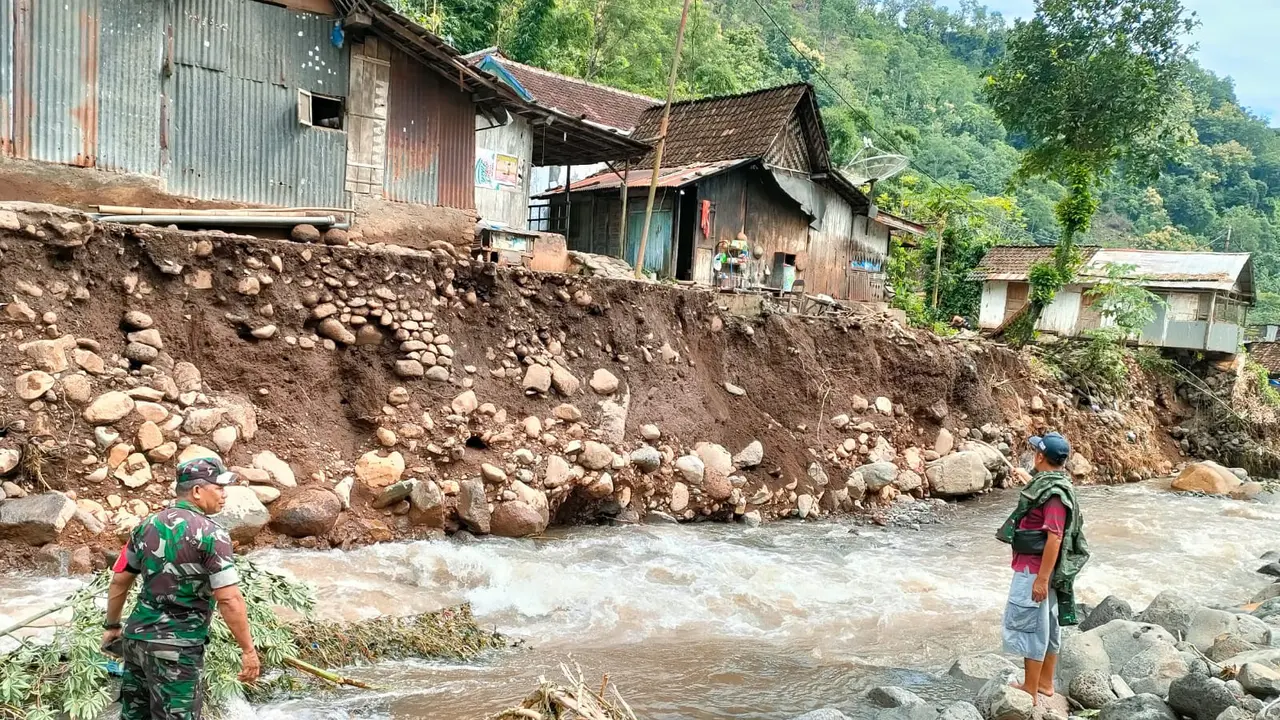 Tim gabungan yang terdiri dari BPBD Situbondo, TNI, Polisi meninjau dampak banjir di sejumlah titik (Istimewa)