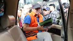 Staff Khusus Bupati Kudus, Agus Soeranto memasuki mobil tahanan usai pemeriksaan terkait dugaan suap pengisian jabatan perangkat daerah di lingkungan Pemkab Kudus, Gedung KPK, Jakarta, Sabtu (27/7/2019). KPK juga menetapkan Bupati Kudus, M Tamzil sebagai tersangka. (Liputan6.com/Helmi Fithriansyah)