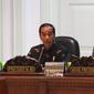 Presiden Joko Widodo atau Jokowi memimpin rapat terbatas (ratas) di Kantor Presiden, Jakarta, Rabu (7/11). Jokowi miminta pemenuhan perumahan bagi ASN, TNI, dan Polri diperhatikan juga aksesbilitas ke tempat kerja. (Liputan6.com/Angga Yuniar)