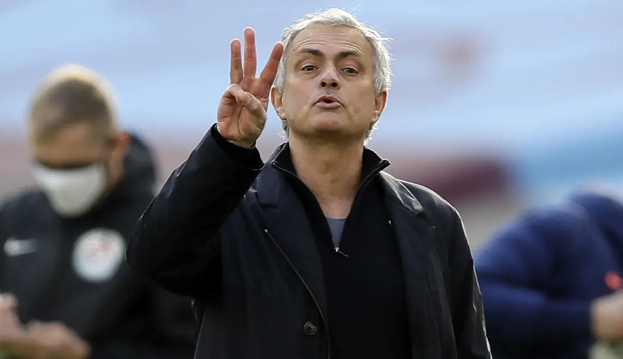 Manajer tim Tottenham Hotspur, Jose Mourinho mengacungkan tiga jarinya sebagai bentuk rasa kecewa saat menghadapi West Ham United dalam laga lanjutan Liga Inggris 2020/21 pekan ke-25 di The London Stadium, Minggu (21/2/2021). Tottenham kalah 1-2 dari West Ham. (AFP/Kirsty Wigglesworth/Pool)