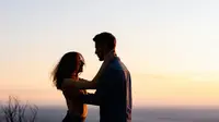 Gaya Komunikasi Pasangan Berdasarkan Zodiak, Siapa yang Paling Romantis?