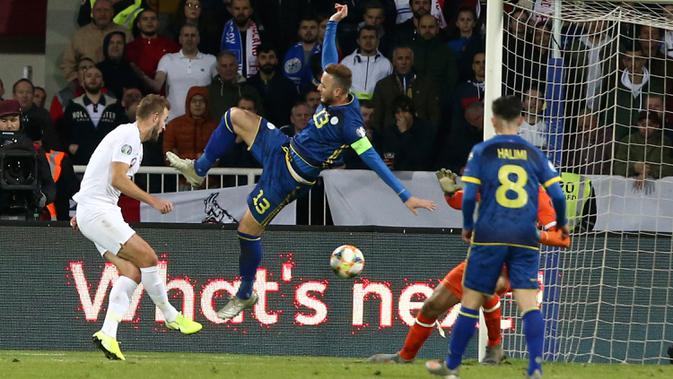 Striker Timnas Inggris Harry Kane berhasil mencetak gol ke gawang Timnas Kosovo pada laga Grup A kualifikasi Piala Eropa 2020 di Fadil Vokrri Stadium, Minggu (17/11/2019). Timnas Inggris mampu meraih kemenangan telak 4-0 atas timnas Kosovo. (AP/Boris Grdanoski)