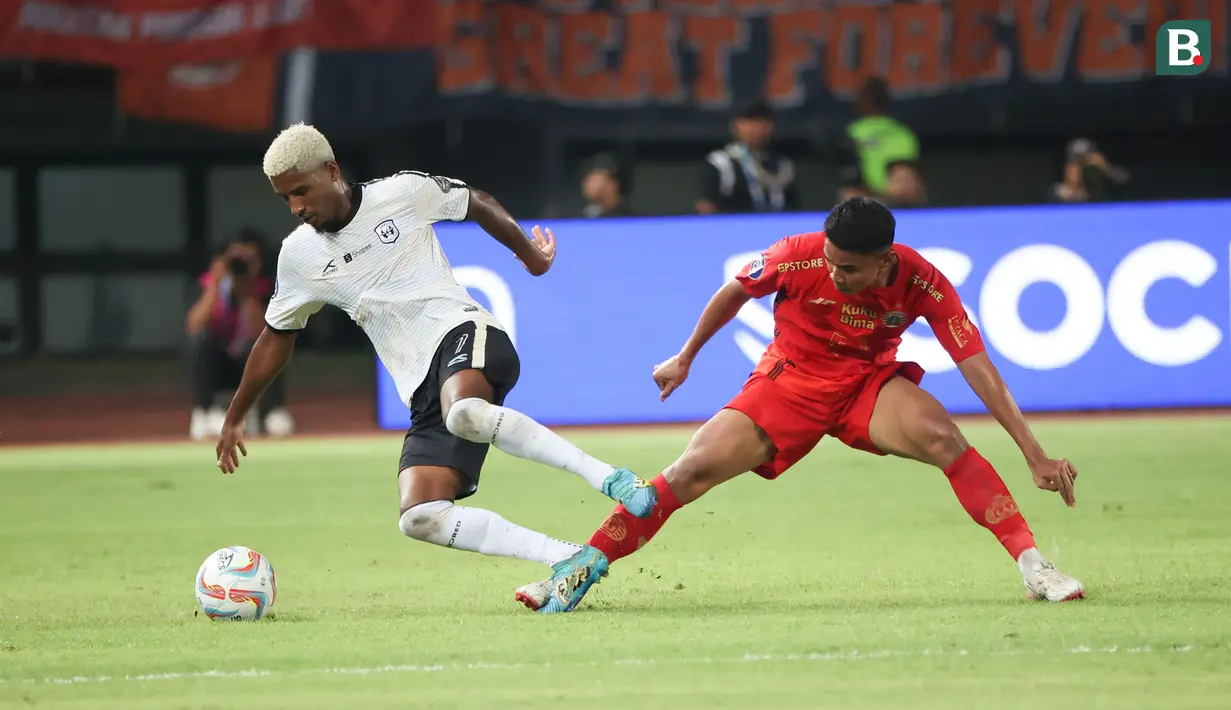 <p>Pemain Rans Nusantara FC, Tavinho (kiri) berebut bola dengan pemain Persija Jakarta, Muhammad Ferarri pada laga pekan ke-16 BRI Liga 1 2023/2024 di Stadion Patriot Candrabhaga, Bekasi, Minggu (22/10/2023) malam WIB. (Bola.com/Abdul Aziz)</p>