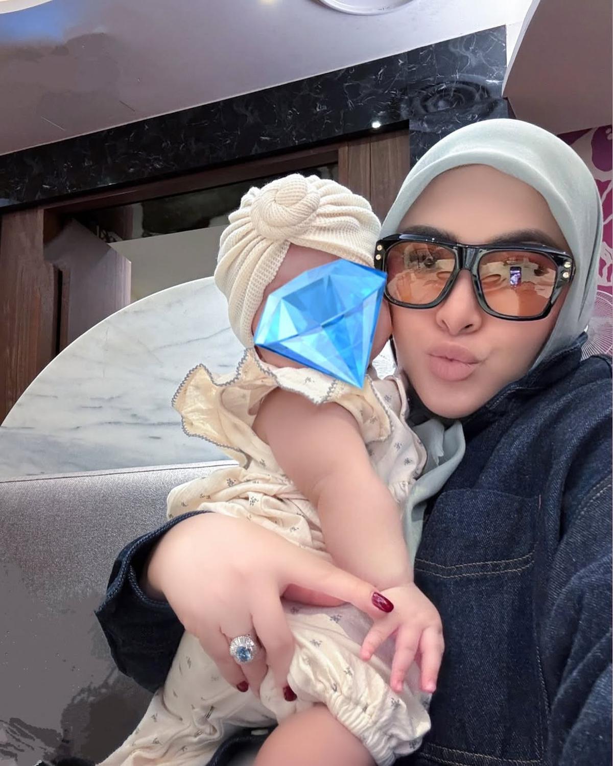 Penampilan Anak Syahrini Princess R Pakai Turban Bikin Gemas