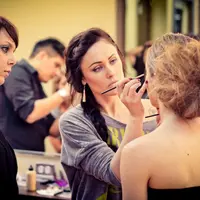 Ilustrasi dandanan ala anak milenial. (via: snmakeupartist.com)