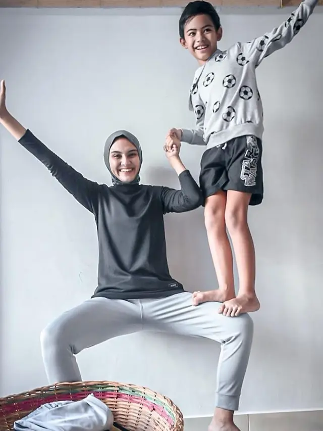 Tetap Aktif, Ini 5 Potret Zee Zee Shahab saat Olahraga di Rumah
