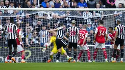 Gol Arsenal dicetak oleh Martin Odegaard (14') dan gol bunuh diri pemain Newcastle United, Fabian Schar (71'). (AP Photo/Jon Super)