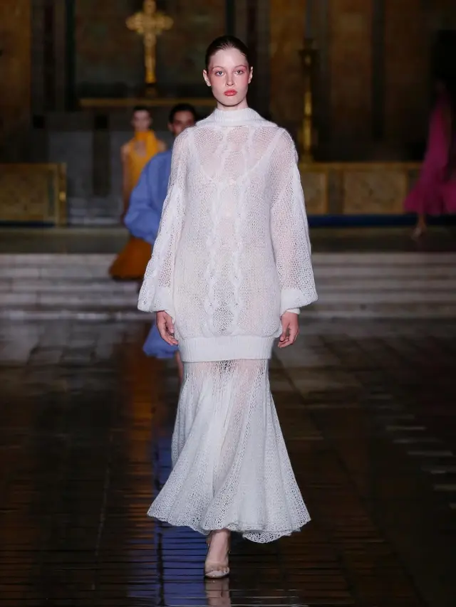 Anak Transgender Elon Musk Debut di NYFW 2026, Tampil bak Finalis Kontes Kecantikan