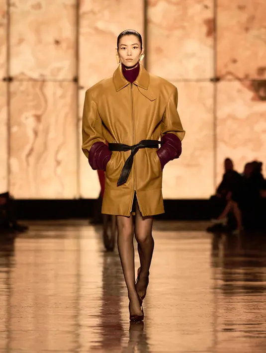 Permainan teknik pada tekstur dengan paduan memikat hadirkan kesempurnaan gaya yang sempurna.  [Foto: Saint Laurent.dok]