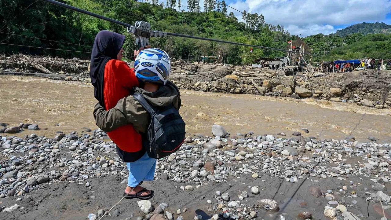 FOTO: Perjuangan Warga Ketol Menyeberangi Sungai  Berarus Deras dengan Tali