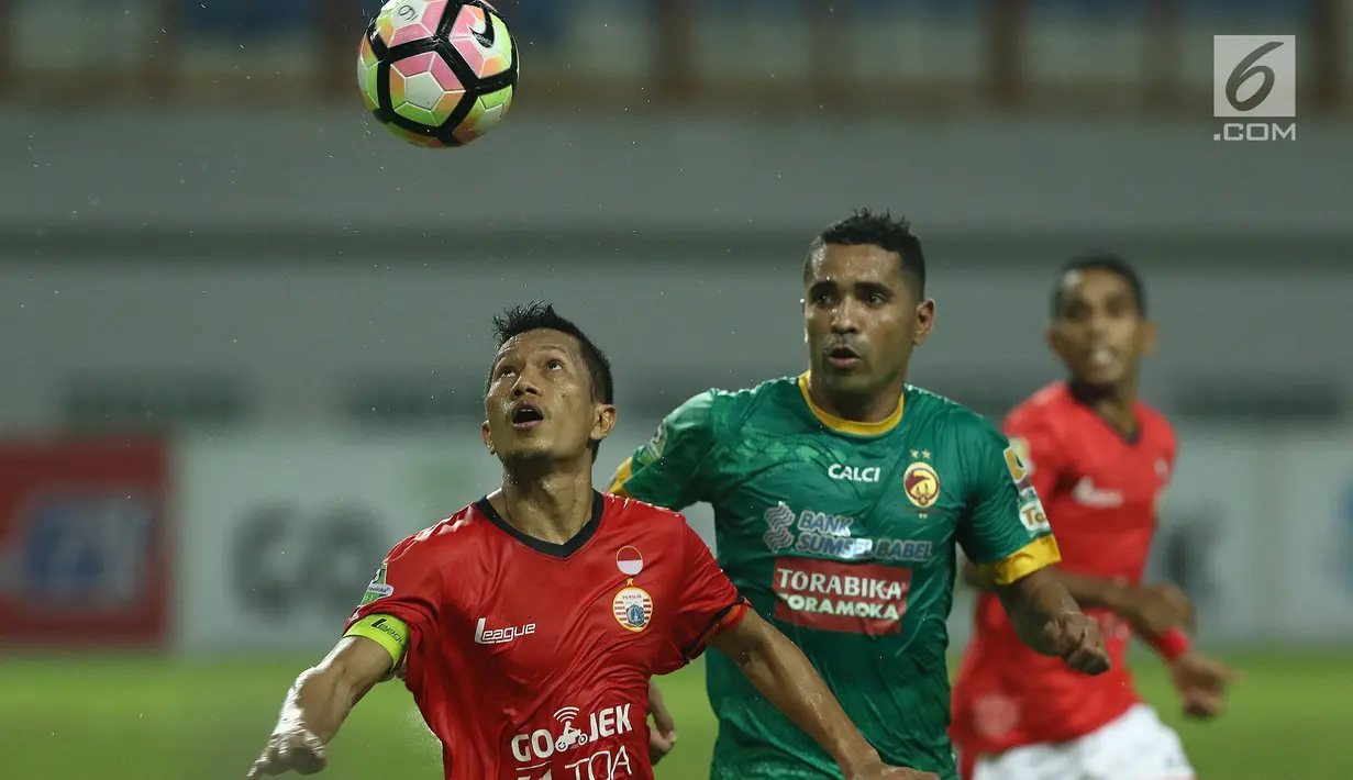 Bek Persija Ismed Sofyan (kiri) berebut bola dengan pemain depan Sriwijaya FC, Alberto Goncalves pada lanjutan Liga 1 Indonesia di Stadion Wibawa Mukti, Cikarang Kab Bekasi, Jumat (16/6). Persija unggul 1-0. (Liputan6.com/Helmi Fithriansyah)