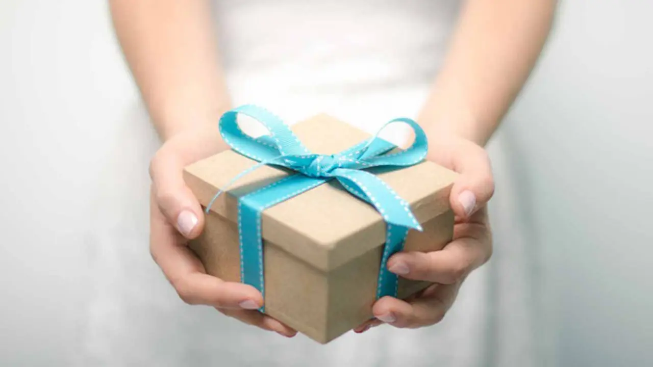 6 Benda yang Cocok Jadi Kado Pasangan LDR