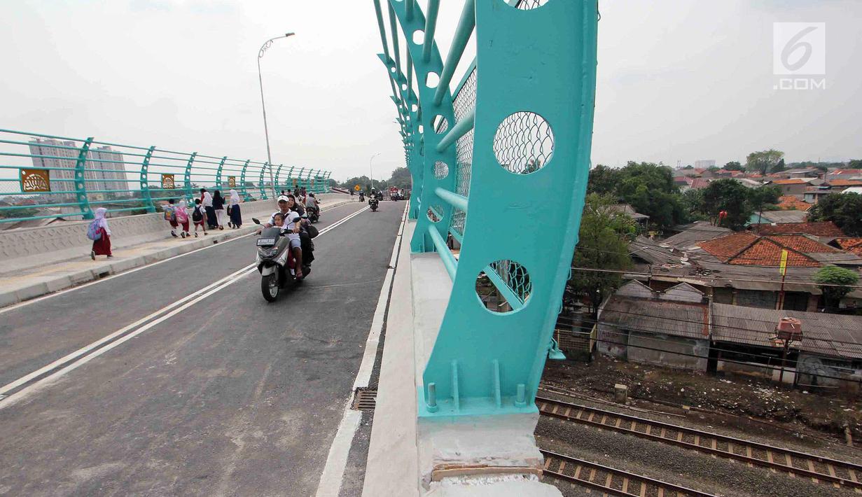 Pengendara motor melintas di Flyover Bintaro, Jakarta, Selasa (6/3). Mulai hari ini Pemprov DKI Jakarta melakukan uji coba pengoperasian Flyover Bintaro yang dibangun sejak 2017. (Liputan6.com/Johan Tallo)