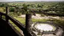 Pemandangan halaman dari Istana kepresidenan Kongo yang terbengkalai di Nsele, Kinshasa, Kongo, Senin (15/5). Istana ini pernah ditempati Mobutu yang berkuasa di Kongo selama lebih dari 31 tahun. (AFP PHOTO/JOHN WESSELS)