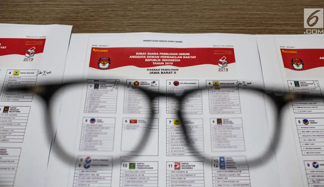 Contoh surat suara Pemilu 2019 di Kantor Komisi Pemilihan Umum (KPU), Jakarta, Kamis (13/12). KPU menggelar validasi untuk mencocokkan nama dan gelar caleg pada surat suara Pemilu 2019. (Liputan6.com/Faizal Fanani)