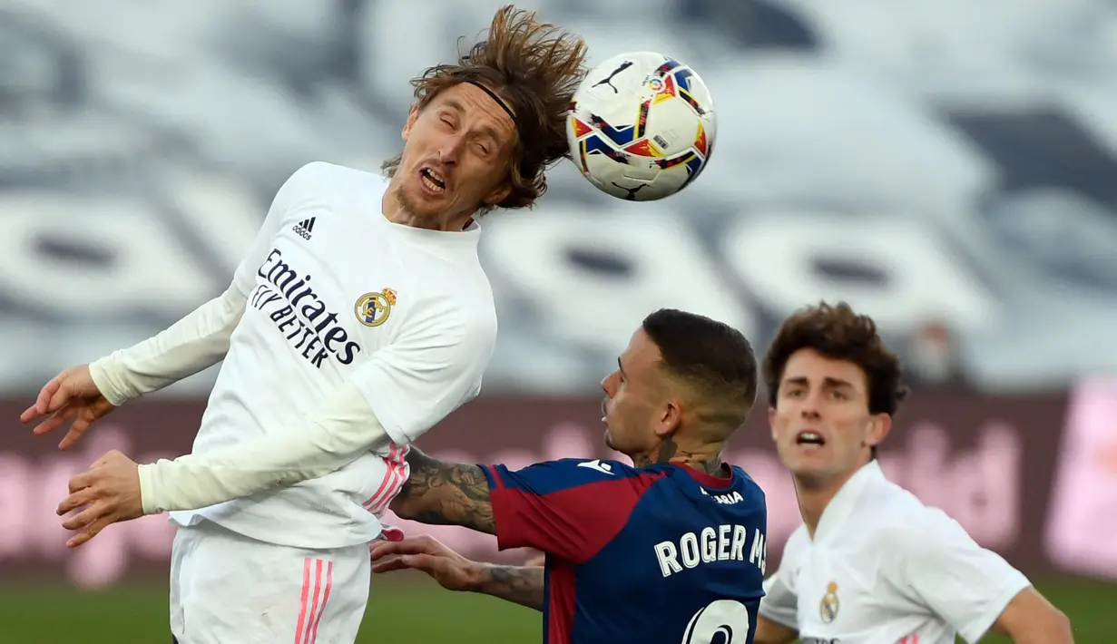 Luka Modric. Musim 2021/2022 ini adalah musim ke-10 bagi gelandang berusia 36 tahun ini bersama Real Madrid. Dua gelar La Liga dan 4 gelar Liga Champions sukses dikoleksinya. Kemungkinan ia akan pensiun tahun 2022 bersamaan dengan habisnya masa kontrak. (AFP/Pierre-Philippe Marcou)