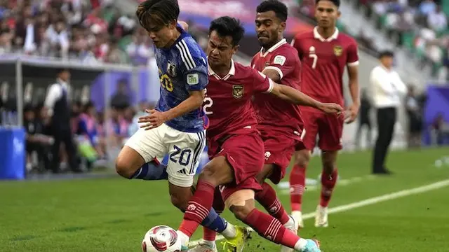 Pratama Arhan menekel Takefusa Kubo di laga Jepang vs Indonesia di matchday 3 Grup D Piala Asia 2023 di Al Thumama Stadium, Rabu (24/01/2024) malam WIB. (c) AP Photo/Thanassis Stavrakis