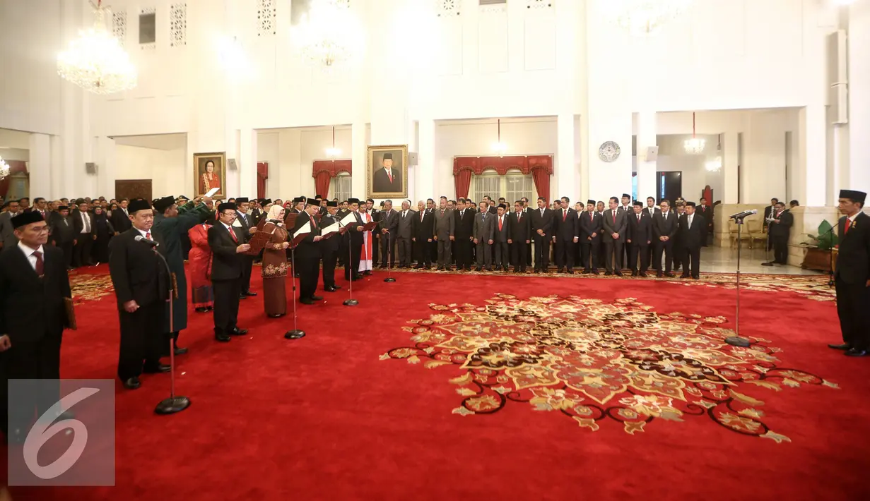 Presiden Joko Widodo melantik dua anggota Komisi Yudisial (KY) dan 9 anggota Ombudsman di Istana Negara, Jakarta (12/2). Pelantikan tersebut berdasarkan Keputusan Presiden Nomor 20P Tahun 2016 untuk masa jabatan 2015-2020. (Liputan6.com/Faizal Fanani)