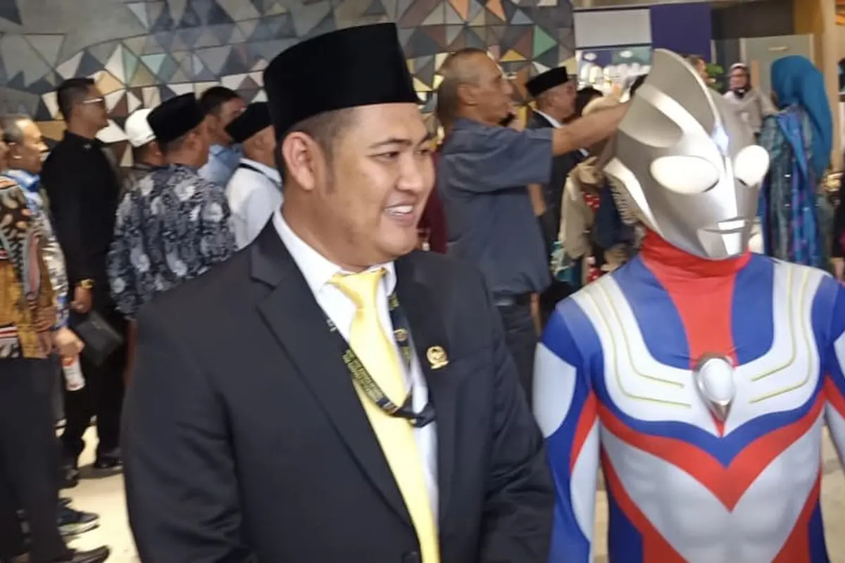 Sesuai Janji Kampanye, Jamaludin Malik Pakai Kostum Ultraman di Pelantikan DPR (Liputan6.com/Muhammad Radityo Priyasmoro)