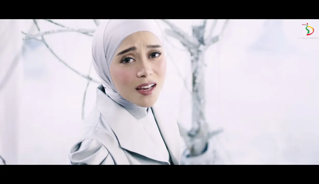 Secara look, Lesti juga berhasil memikat pandangan penonton. Gayanya anggun tapi tak terkesan berlebihan. [YouTube 3D Entertainment]