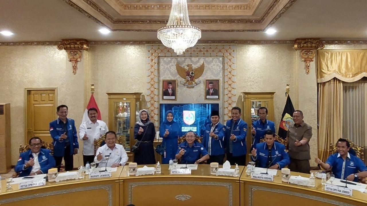 Ketua Umum PAN Zulkifli Hasan bersama Bupati Jember Hendy Siswanto (kanan) di Pendopo Bupati Jember. (Istimewa).