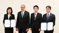 Penandatanganan Nota Kerja Sama (NK) Pembayaran Berbasis QR code antara Kepala Departemen Kebijakan Sistem Pembayaran BI, Filianingsih Hendarta, dan Director General for Commerce and Service Industry Policy METI Jepang, Mogi Tadashi. (Dok BI)