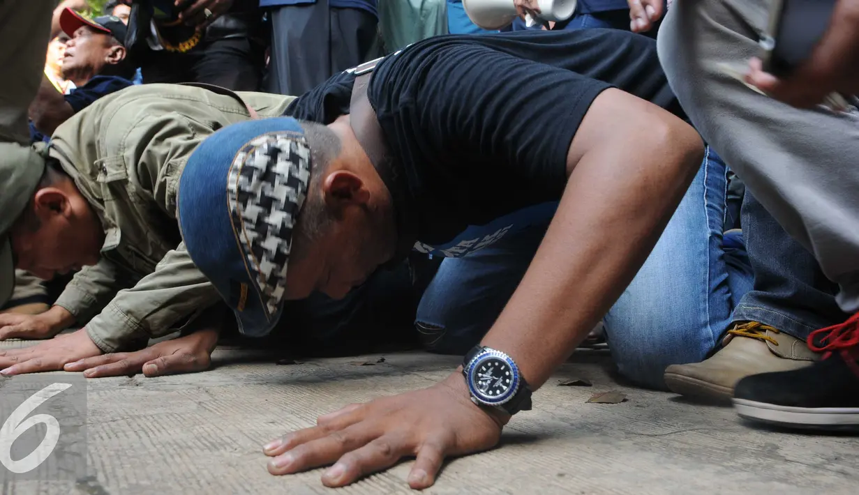 Sejumlah nelayan sujud syukur usai PTUN Jakarta mengabulkan gugatan mereka terhadap SK Gubernur DKI Nomor 2.238 Tahun 2014 tentang pemberian izin reklamasi Pulau G PT Muara Wisesa Samudra, Jakarta, Senin (31/5). (Liputan6.com/Helmi Afandi)