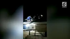 Sebuah motor di Bogor, Jawa Barat terbang hingga ke atap rumah warga setelah ditabrak truk yang melaju kencang.