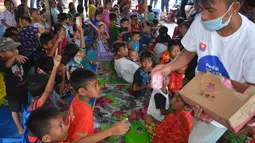 Karyawan bersama para pengungsi gempa Lombok saat kegiatan CSR Diamond Group Peduli di Dusun Trengan Timur, Sabtu (8/9). Diamond Group melakukan kegiatan sosial sebagai wujud tanggung jawab sosial perusahaan untuk korban gempa Lombok (Liputan6.com/HO/Eko)