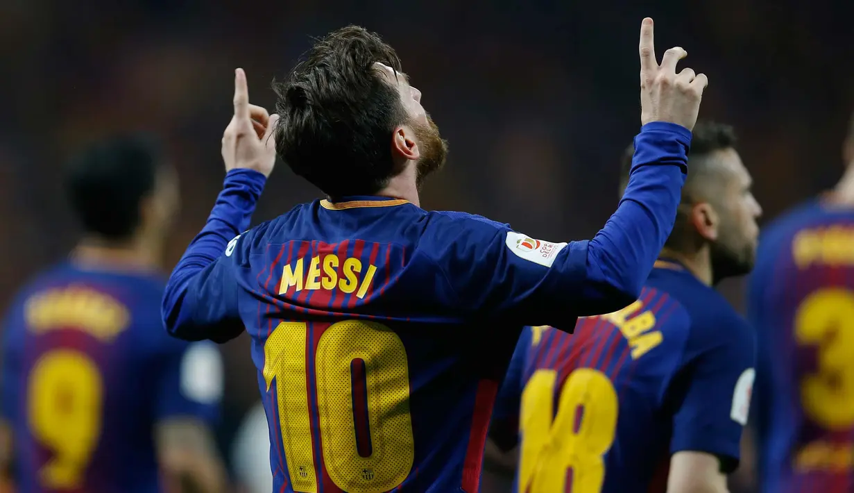 Penyerang Barcelona, Lionel Messi melakukan selebrasi usai mencetak gol ke gawang Sevilla di final Copa del Rey di stadion Wanda Metropolitano di Madrid (21/4). Barcelona menang 5-0.  (AP Photo / Paul White)