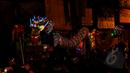 Atraksi barongsai naga saat malam perayaan Cap Go Meh di Bogor, Jawa Barat, Kamis (5/3/2015). Malam perayaan Cap Go Meh di Kota Bogor berlangsung meriah. (Liputan6.com/Helmi Fithriansyah)