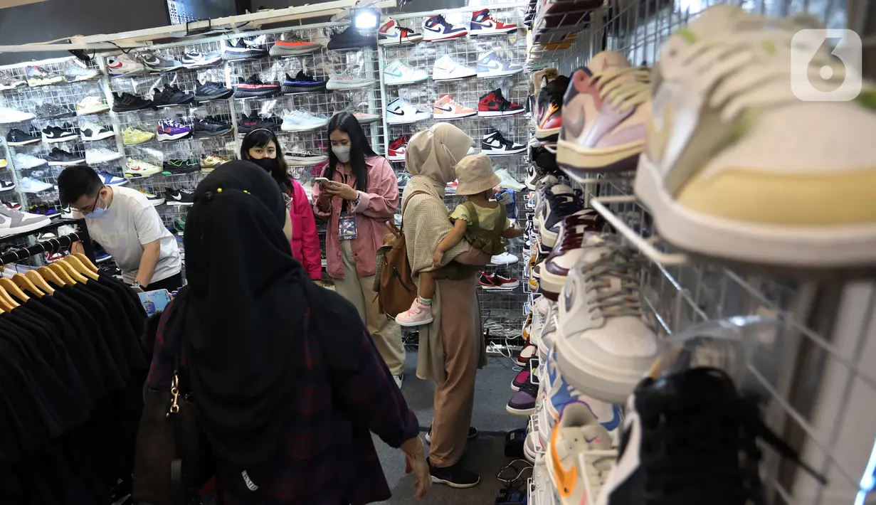 Pengunjung memilih berbagai macam sepatu yang ada pada pameran sneaker dan streetwear berskala internasional Jakarta Sneaker Day (JSD) di ICE BSD City, Tangerang, Banten, Sabtu (25/2/2023). Sebanyak 124 tenant turut berpartisipasi, mulai dari jenama lokal hingga internasional. (Liputan6.com/Johan Tallo)