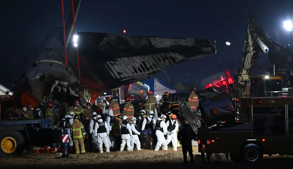 <p>Pesawat Jeju Air dengan nomor penerbangan 7C2216 itu mengalami kecelakaan ketika mendarat setelah terbang dari Bangkok, Thailand di Bandara Internasional Muan, Provinsi Jeolla Selatan, Korea Selatan. (JUNG YEON-JE/AFP)</p>