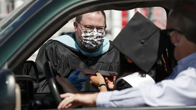 FOTO: Ribuan Mahasiswa Jalani Wisuda di Arena NASCAR